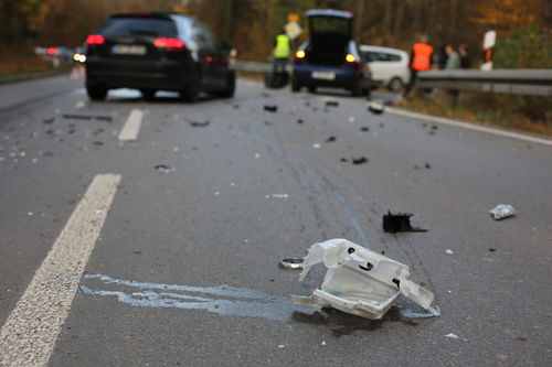 Schwerer Autounfall auf einer Landstraße.