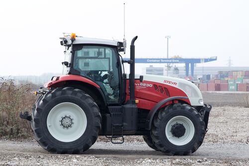 Autonom gesteuerter Traktor im Ennshafen, Kran, Container