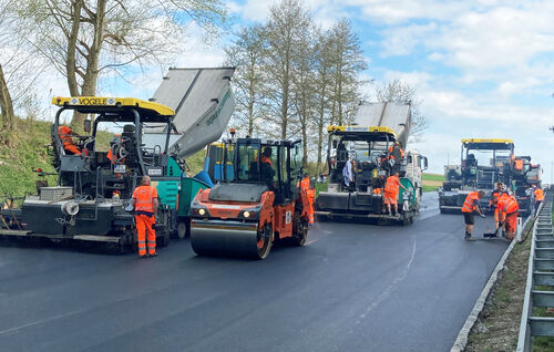 Sanierungsarbeiten an der B138 Pyhrnpassstraße. Im Bild sind vier schwere Asphaltiermaschinen zu sehen.