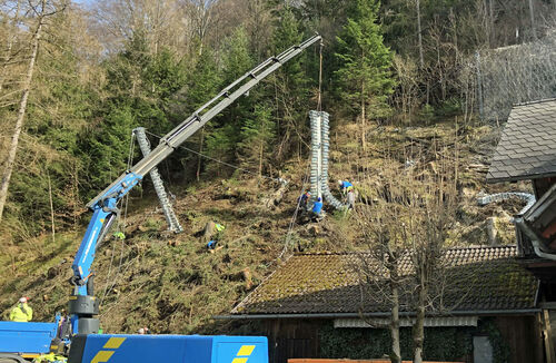 Mit einem riesigen Kran werden an einem Abhang zur B152 bei Steinbach Sicherungen vor Felsstürzen montiert.