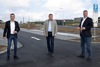 Mag. Harald Schuh, Landesrat Mag. Günther Steinkellner und Peter Handlos stehen nebeneinander auf einem Autoparkplatzgelände