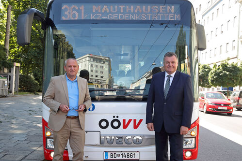 Landtagspräsident Wolfgang Stanek und Landesrat für Infrastruktur Mag. Günther Steinkellner eröffnen die neue Regionalbusverbindung 361 zur KZ-Gedenkstätte Mauthausen. Diese nimmt am kommenden 12. Juli 2020 die erste Fahrt auf.