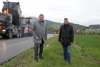 Infrastruktur-Landesrat Günther Steinkellner und LAbg. Michael Gruber neben einer Straße, im Hintergrund Baufahrzeuge. 