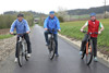 Die Landesräte Wolfgang Klinger, Mag. Günther Steinkellner und Max Hiegelsberger, alle auf Rädern und mit Radhelm, auf einem asphaltierten Radweg