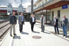 Vizebürgermeister Dr. Helmuth Zöttl, Landesrat Mag. Günther Steinkellner, Werner Baltram, Gerald Hackl, Gerhard Schmid sowie Wolfgang Schlederer auf einem Bahnsteig, Bahnhofgebäude, Schienen, Oberleitungen, Schild mit Beschriftung Steyr