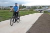 LR Günther Steinkellner bei der Probefahrt auf dem neuen LILO Radwegprovisorium in Leonding.