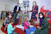 Therese Niss, Jürgen Kapeller, LH-Stellvertreterin Christine Haberlander und Margit Angerlehner mit vier spielenden Kindern in einem Kindergarten 