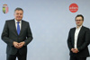 LR Mag. Günther Steinkellner und Dipl.-Ing. Stefan Dobler stehen vor einer Wand mit dem Landes-Logo.