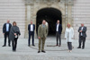 LAbg. Peter Binder, Iris Schmidt, MA, Dir. Frank Schneider, Landeshauptmann-Stv. Dr. Manfred Haimbuchner, Dir. DI Herwig Pernsteiner, Mag.a Nicole Hager-Wildenrotter, PMM und Dr. Johann Kalliauer vor dem Südportal des Linzer Landhauses