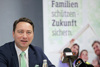 Landeshauptmann-Stv. Dr. Manfred Haimbuchner hinter einem Mikrofon und vor einem Plakat mit Aufschrift Familien schützen – Zukunft sichern
