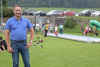 Landeshauptmann-Stellvertreter Dr. Manfred Haimbuchner auf einem Sportrasen, im Hintergrund Familien bei verschiedenen Spielattraktionen und an Biertischen