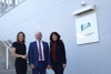 Landtagspräsident Max Hiegelsberger mit Vizerektorin Gabriele Zehetner und Bundesschulsprecherin Flora Schmudermayer vor der Pädagogischen Hochschule der Diözese Linz.