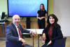 Landtagspräsident Max Hiegelsberger mit Vizerektorin Gabriele Zehetner und Bundesschulsprecherin Flora Schmudermayer in einem Klassenzimmer der Pädagogischen Hochschule der Diözese Linz.