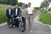 GV Reinhard Waizenauer, LR Günther Steinkellner, GV Manfred Gahbauer und Bürgermeister Paul Freund beim bestehenden Radweg entlang der B129.