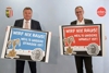 LR Mag. Günther Steinkellner und Bgm. Roland Wohlmuth stehen vor einer Plakatwand mit dem Logo des Landes OÖ und halten jeweils eine Werbetafel der Kampagne Wirf nix raus in den Händen – Plakat: Hase mit Igel und den Aufschriften „Wirf nix raus! weil’s unsere Straße ist! bzw. weils’s unsere Umwelt ist!“