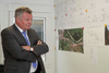 Landesrat Mag. Günther Steinkellner betrachtet Baupläne und Karten an der Wand