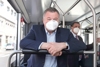 Landesrat Mag. Günther Steinkellner - mit FFP2-Maske - steht in einer Straßenbahn, im Hintergrund weiterer Fahrgast mit FFP2-Maske