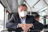  Landesrat Mag. Günther Steinkellner mit FFP2-Maske im Passagierraum eines Busses