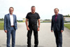 LR Steinkellner mit ÖAMTC Landesdirektor Harald Großauer und ARBÖ Landesgeschäftsführer Thomas Harruk stehen auf dem Übungsplatz nebeneinander.
