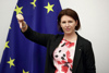 Landesrätin Michaela Langer-Weninger steht vor einer EU-Fahne und deutet mit dem Daumen nach unten