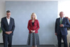 Bildungsdirektor Alfred Klampfer, LH-Stellvertreterin Christine Haberlander und Landtagspräsident Wolfgang Stanek stehen im Abstand in einer Reihe, im Hintergrund eine Wand mit Oberösterreich -Wappen