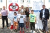 Gruppenbild mit zehn Personen, Nikolaus Koller, eine Person in einem Helmi-Kostüm, Landesrat Mag. Günther Steinkellner, Claudia Niederberger und DI Christian Kräutler stehen mit fünf Kindern auf dem Vorplatz der Volksschule