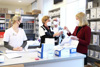 Eine Apotheken-Mitarbeiterin, Corinna Prinz-Stremitzer, Thomas Veitschegger und LH-Stellvertreterin Christine Haberlander, alle mit FFP2-Maske, in einem Apothekengeschäft beim Einpacken von Tests in Kuverts
