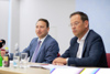 Landeshauptmann-Stv. Dr. Manfred Haimbuchner und Mag. Klaus Kumpfmüller sitzen nebeneinander an einem Konferenztisch