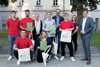 Gruppenfoto im Park vor dem Linzer Landhaus, Ulli Singer, Beate Dunzinger, Norbert Rainer und Landesrat Stefan Kaineder mit sechs Lehrlingen 