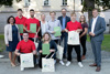 Gruppenfoto im Park vor dem Linzer Landhaus, Ulli Singer, Beate Dunzinger, Norbert Rainer und Landesrat Stefan Kaineder mit sechs Lehrlingen und einer Mitarbeiterin von Fronius 