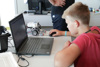 Teenager beim Programmieren