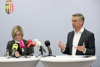 LR Wolfgang Hattmannsdorfer am Rednerpult bei der Pressekonferenz mit der stv. AMS OÖ-Landesgeschäftsführerin Iris Schmidt