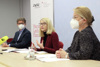 Primar Jörg Auer, Landeshauptmann-Stellvertreterin Christine Haberlander und Silvia Breitwieser sitzend bei der Pressekonferenz.