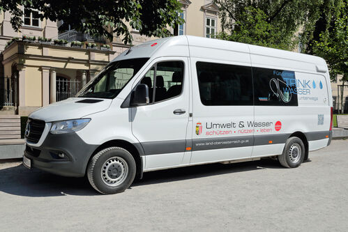 Der Laborbus vor dem Linzer Landhaus.