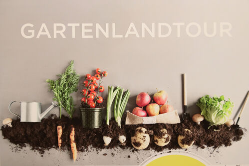 Plakat Sujet Gartenlandtour  - Erde, Gemüse, Obst und Gartenwerkzeuge