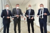 Thomas Harruk, Landesrat Mag. Günther Steinkellner, Mag. Herwig Denk und Dr. Peter Aumayr, alle mit FFP2-Maske, stehen nebeneinander im Foyer des OÖ. Presseclubs, jeder hält ein Reflektorband mit Beschriftung Land Oberösterreich Verkehrssicherheit