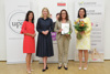 Margit Angerlehner, Landeshauptmann-Stellvertreterin Mag.a Christine Haberlander, Astrid Siegel mit Preis und Urkunde sowie Irene Moser mit Blumenstrauß stehen nebeneinander 