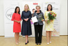 Margit Angerlehner, Landeshauptmann-Stellvertreterin Mag.a Christine Haberlander, Brigitte Maria Gruber mit Preis und Urkunde und Irene Moser mit Blumenstrauß in Händen