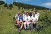 am Gruppenfoto nebeneinander sitzend: 1.R.v.l.: Johann Feßl (Obmann Almverein OÖ), Agrar-Landesrätin Michaela Langer-Weninger und Johann Kammleitner (Forstbetriebsleiter Nationalpark Kalkalpen der Österreichischen Bundesforste).  2.R.v.l.: Schaumbergalm-Obmann Hermann Steindl, LNO-Abteilungsleiter Robert Türkis, LNO-Mitarbeiter Hubert Ischlstöger und Laurenz Aschauer (Forstbetriebsleiter Steyrtal, Österreichische Bundesforste).