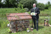 Landesrat Max Hiegelsberger mit der Natur im Garten-Plakette.