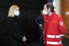 LH-Stellvertreterin Mag.a Christine Haberlander und Peter Haslinger in Rot-Kreuz-Uniform, beide mit FFP2-Maske, im Gespräch