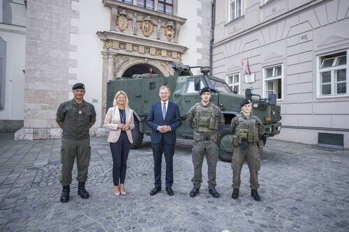 Dieter Muhr, Militärkommandant OÖ; Bundesministerin für Landesverteidigung Mag.a Klaudia Tanner; Landeshauptmann Mag. Thomas Stelzer; Korporal K.; Frau Wachtmeister S. vor einem „AC-Dingo“ beim Landhaus in Linz.