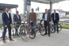 GR Gubesch, LAbg. Baldinger, LAbg. Gruber, LR Steinkellner und LAbg. Graf stehen bei den Fahrradabstellplätzen