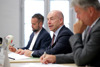 Geschäftsführer Michael Baminger, Landesrat Max Hiegelsberger und Generaldirektor Werner Steinecker am Konferenztisch