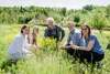 Agnes Reiter (Bürgermeisterin Raab), Margit Rinner (Blumensaat Bangerl), Erich Bangerl (Geschäftsführer Blumensaat Bangerl), Landesrat Stefan Kaineder und Gerlinde Larndorfer (Bodenbündnis) im Kräuter- und Blumenfeld der Fa. Bangerl