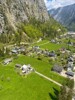 Bannwald Hallstatt: Ein Blick von oben auf Hallstatt mit seinem Bannwald und Bergen.