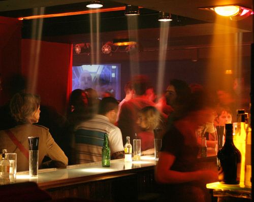 Jugendliche feiern in einer Bar
