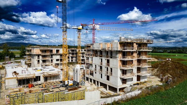 Wohnbau, Bau von Mehrfamilienhäusern, Baukräne