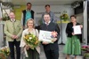 Landesrat Max Hiegelsberger, Biogärtner Karl Ploberger, Fam. Benischek, Landesgärtnermeister Johannes Hofmüller und Beziksbäuerin Linz Michaela Sommer bei der Überreichung der Urkunde.