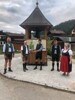 LR Max Hiegelsberger übergibt bei einem Besuch in Bad Ischl eine Linde, Baum des Jahres 2021 und beliebter Bienenbaum an Mag. Hannes Mathes. Links im Bild: Obmann Bezirksbauernkammer Gmunden Christian Zierler.  Rechts im Bild Ortsbauernobmann Markus Gschwandtner und Ortsbäuerin Christina Bramberger  